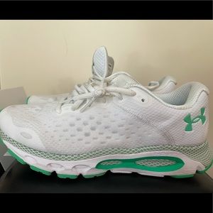 Under Armour Women’s HOVR  Infinite Running shoe 9.5